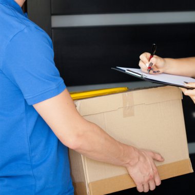 bir paket teslim kurye