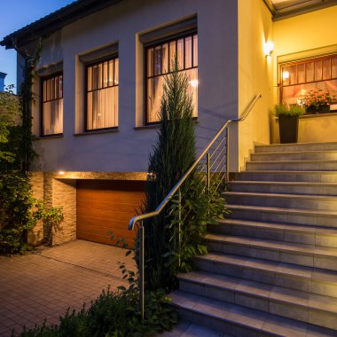 Modern ve aydınlatılmış cephe