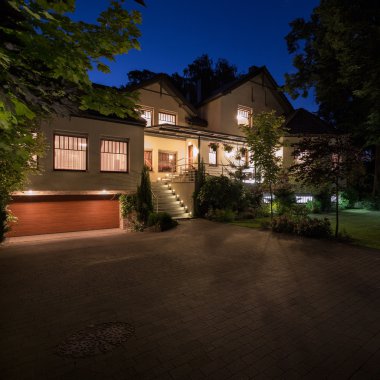 Arnavut kaldırımlı driveway ile beyaz köşk