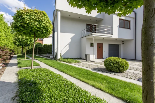 Schönes Haus mit Garten — Stockfoto