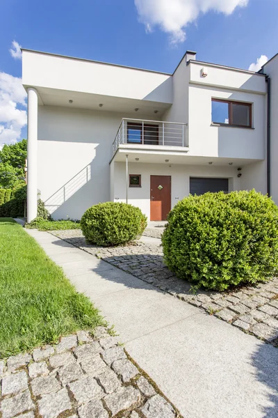 Front entry pathway idea — Stock Photo, Image