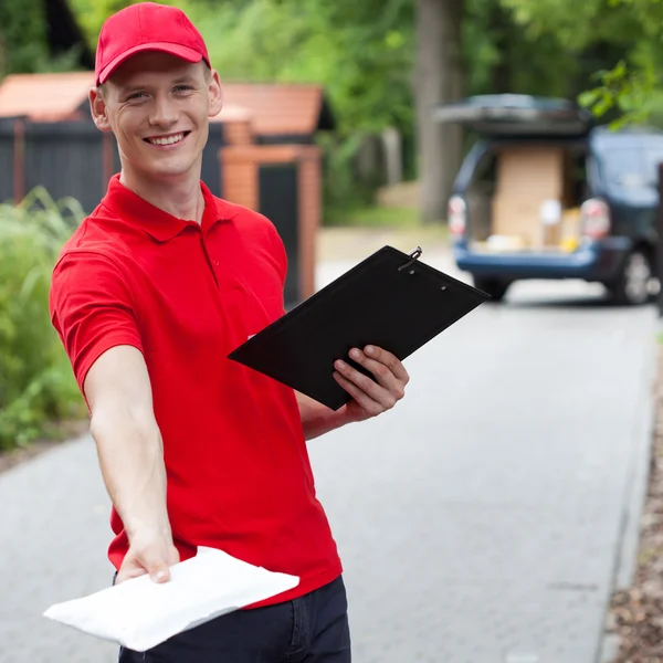 Delivery guy giving a packet — Stock Photo, Image