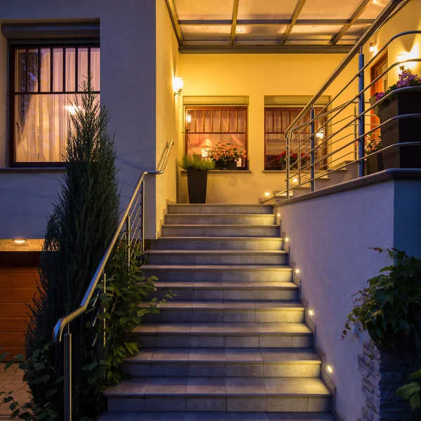Escaleras exteriores con iluminación —  Fotos de Stock