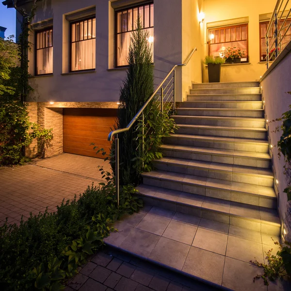 Entrance to modern detached house — Stock Photo, Image