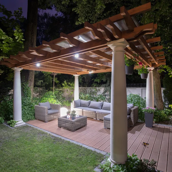 Işıklı arka bahçesinde