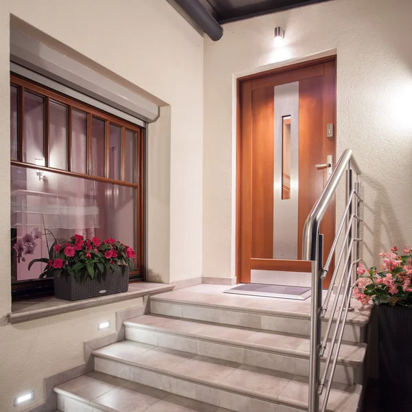 玄関につながる階段 — ストック写真