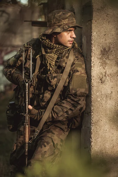 Soldado destemido em ação — Fotografia de Stock