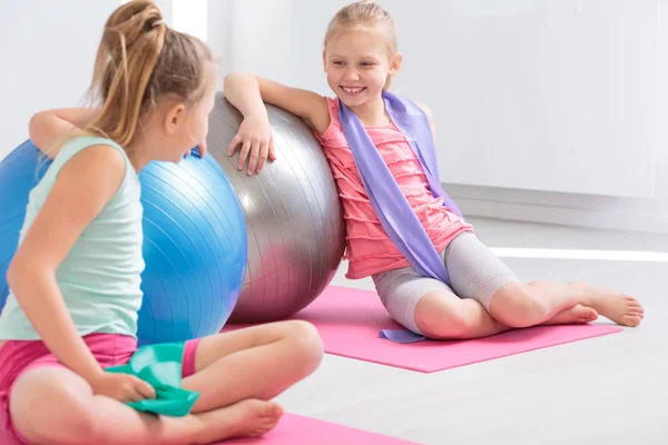 Genieten van hun tijd voor schoolklassen Turnen — Stockfoto