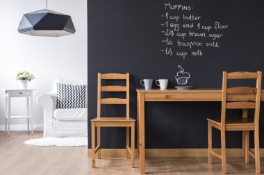 Blackboard duvar ile küçük yemek odası