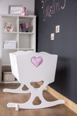 Çocuk odasında sevimli beyaz beşik