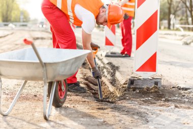 Bir wheelbaroow yükleme işçi