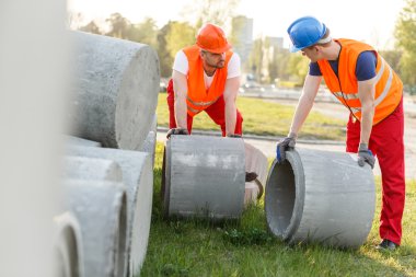 İşçilerle beton borular