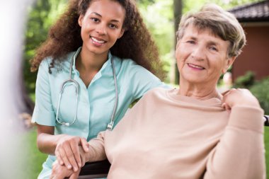 Afroamerican bakıcı ve hasta hasta