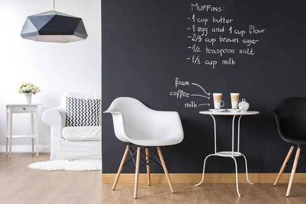 Studio appartement met schoolbord muur — Stockfoto