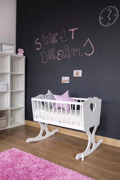 Детская комната с стеной из доски — стоковое фото