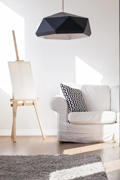 Minimalista branco e preto sala de estar — Fotografia de Stock