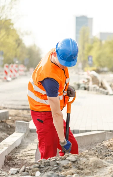 Workman med en spade — Stockfoto