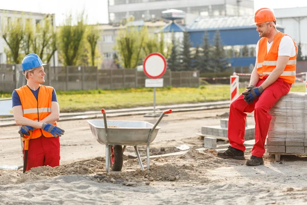 Stavební dělníci mají přestávku — Stock fotografie