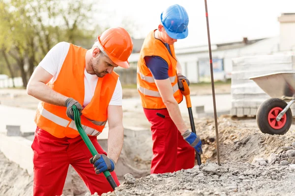 Les ouvriers travaillent très dur — Photo