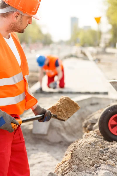 Arbeiter mit dem Spaten — Stockfoto