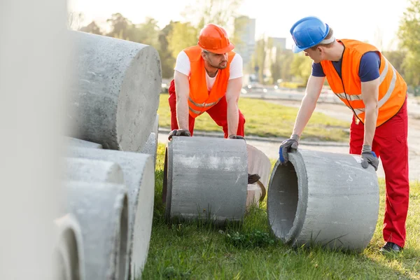 Zaměstnanci s betonové roury — Stock fotografie