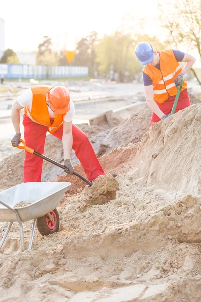 Lavoratori che caricano la sabbia — Foto Stock