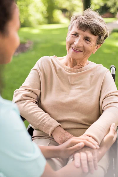 Mujer anciana con discapacidad positiva — Foto de Stock