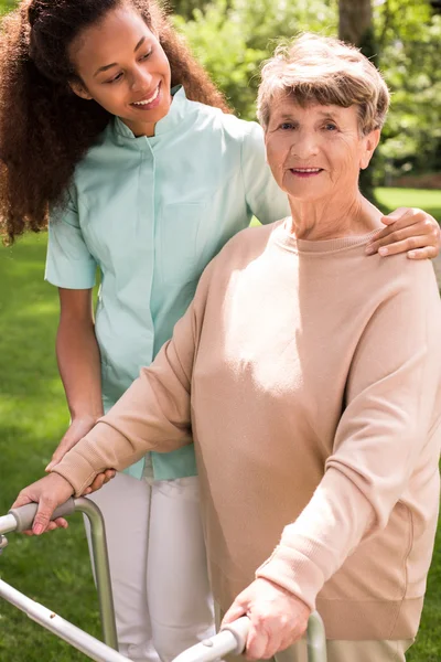 Užitečné pečovatele s senior — Stock fotografie