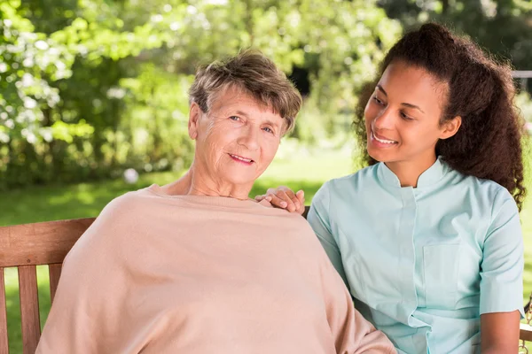 Anziani badante femminile e privato — Foto Stock