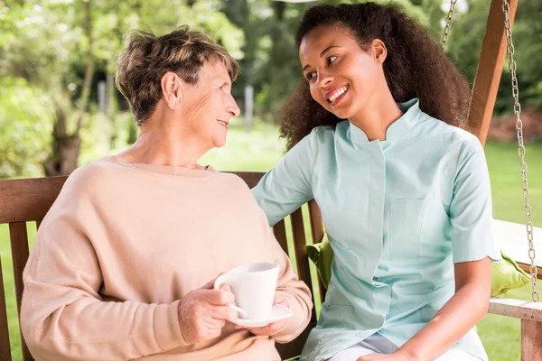 Positieve relatie patiënt verzorger — Stockfoto