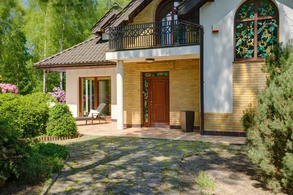 Percorso del giardino fino alla casa — Foto Stock