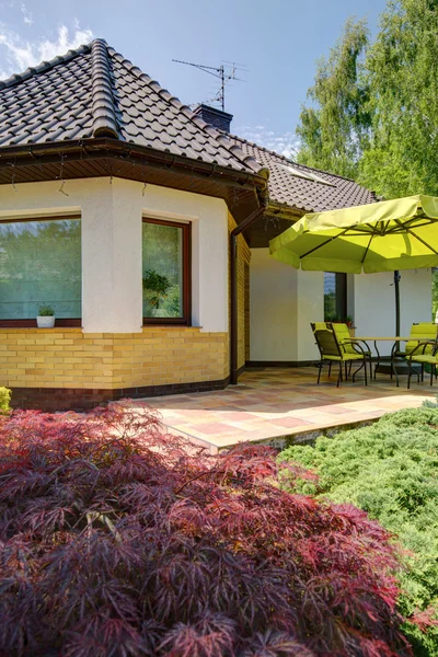 Casa vista desde el jardín — Foto de Stock