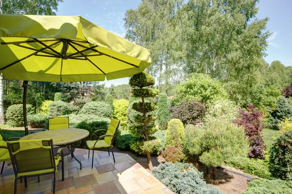 Tuinmeubelen en parasol — Stockfoto