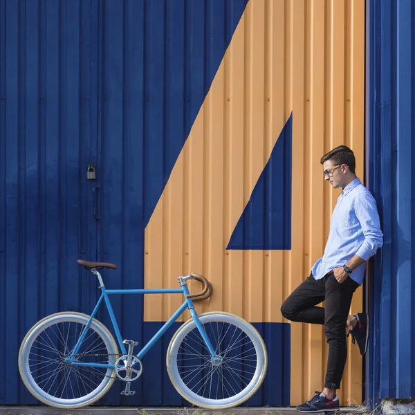 Omul de afaceri stând lângă bicicleta sa — Fotografie, imagine de stoc