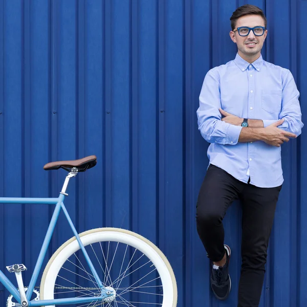 Homme d'affaires élégant debout à côté de son vélo — Photo