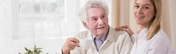 Professional carer in nursing home — Stock Photo, Image