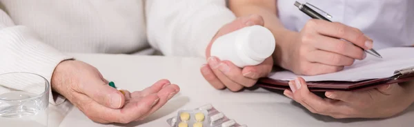 Doctor prescribing medicine pills — Stock Photo, Image