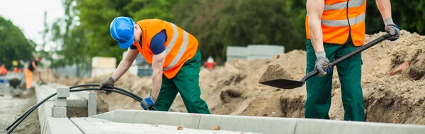 Digging in the sand — Stock Photo, Image