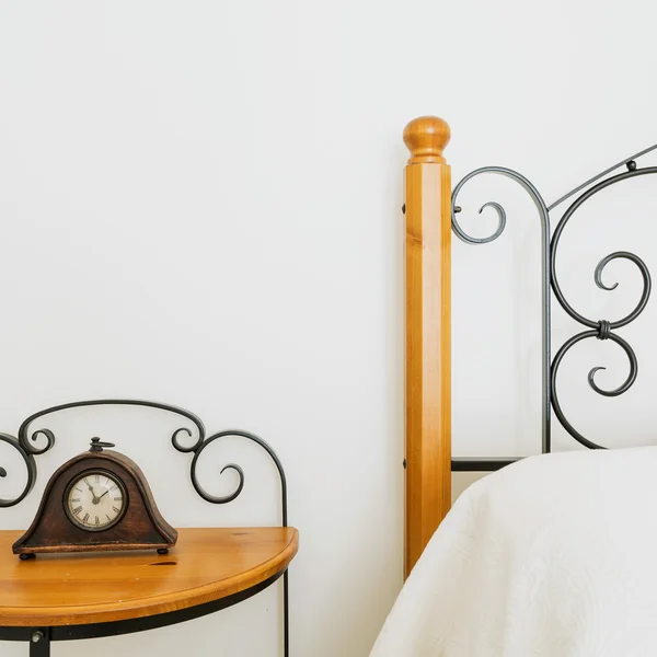 Elegante mesa de cabeceira — Fotografia de Stock