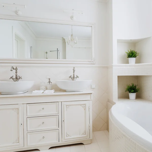 Ljust badrum med två handfat — Stockfoto