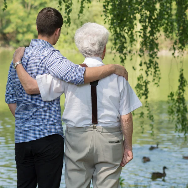 Padre e figlio nel parco — Foto Stock