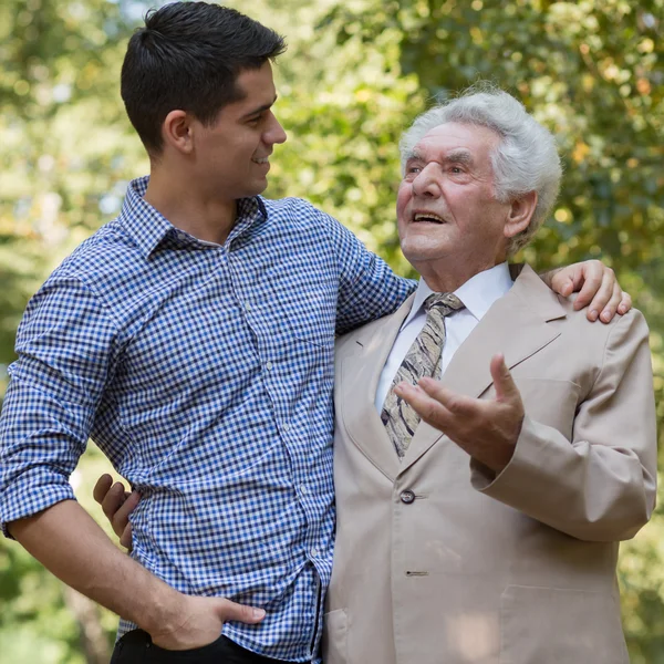 Senior Mann und Enkel — Stockfoto