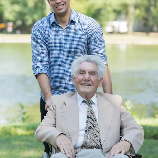 Homme âgé en fauteuil roulant — Photo