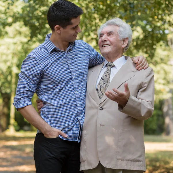 Reiche ältere Männer und Pfleger — Stockfoto