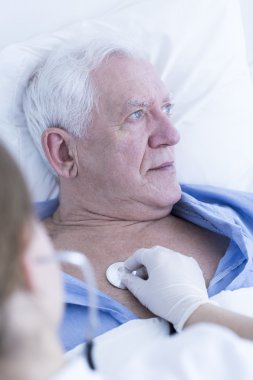 Doktor hastanın göğüs bir stetoskop ile incelenmesi