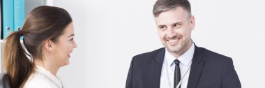 Patronu memnun görünümünü
