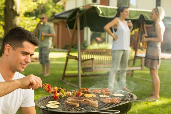 Grillfest med venner – stockfoto