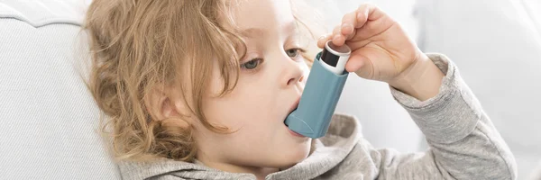 Terapia de inhalación infantil — Foto de Stock