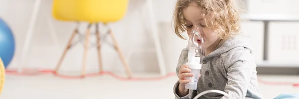 Taking inhalation medication — Stock Photo, Image