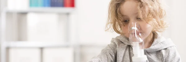 Niño enfermo con inhalador — Foto de Stock